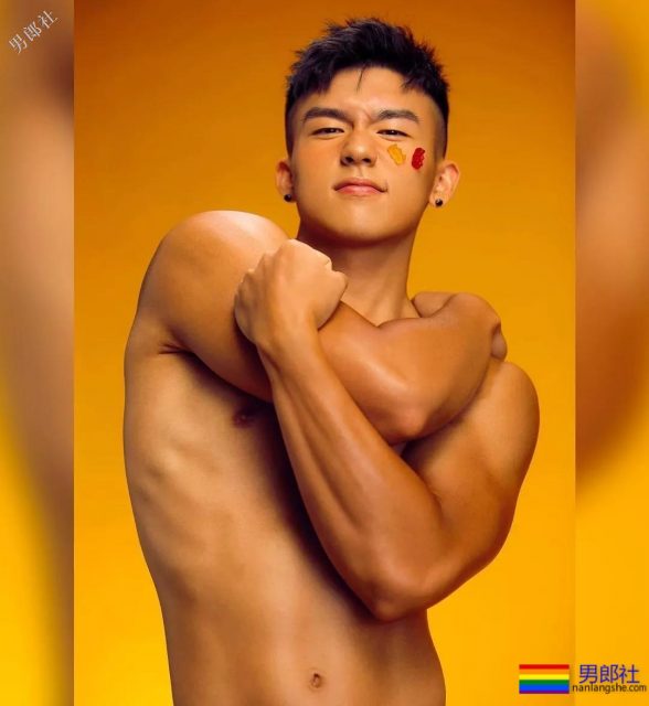 名媛们都喜欢穿着白色CK拍写真，这位实力不俗 - 51虹马