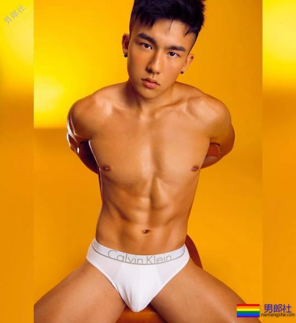 名媛们都喜欢穿着白色CK拍写真，这位实力不俗 - 51虹马