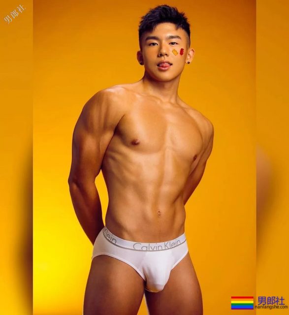 名媛们都喜欢穿着白色CK拍写真，这位实力不俗 - 51虹马