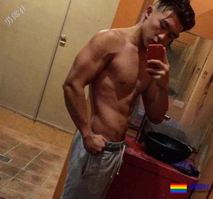 名媛们都喜欢穿着白色CK拍写真，这位实力不俗 - 51虹马