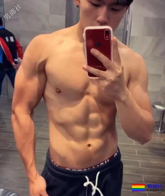 名媛们都喜欢穿着白色CK拍写真，这位实力不俗 - 51虹马