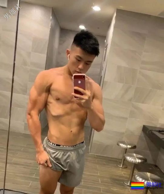 名媛们都喜欢穿着白色CK拍写真，这位实力不俗 - 51虹马