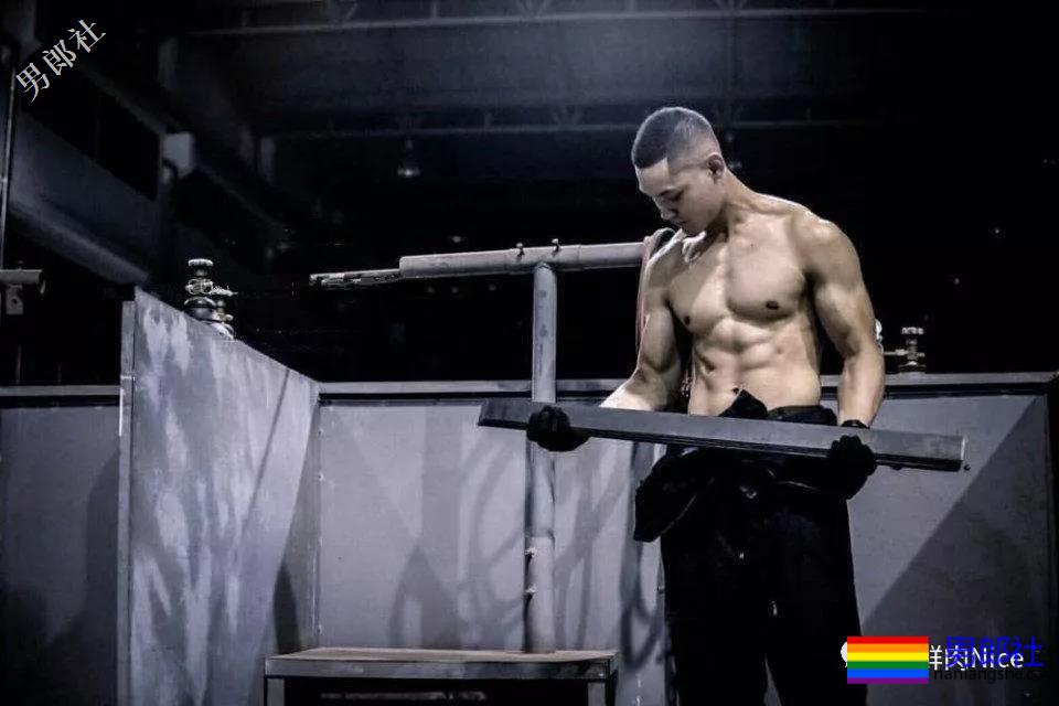 公狗腰特警内裤超低，快被撩拨到上天~ - 51虹马