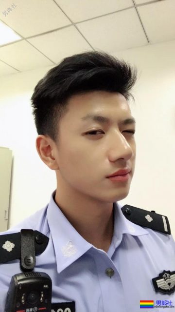 超帅24岁成都特警上热搜！精悍腹肌高颜值，制服粉已沉迷… - 51虹马