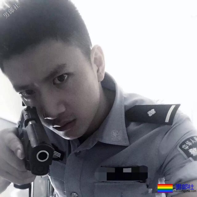超帅24岁成都特警上热搜！精悍腹肌高颜值，制服粉已沉迷… - 51虹马