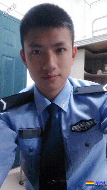 超帅24岁成都特警上热搜！精悍腹肌高颜值，制服粉已沉迷… - 51虹马