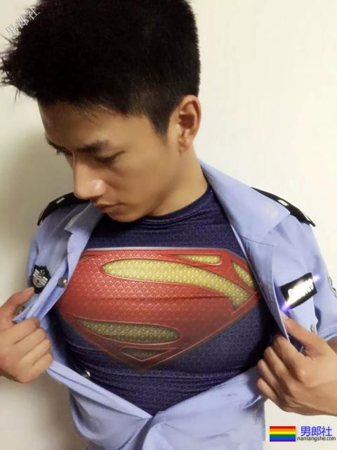 超帅24岁成都特警上热搜！精悍腹肌高颜值，制服粉已沉迷… - 51虹马