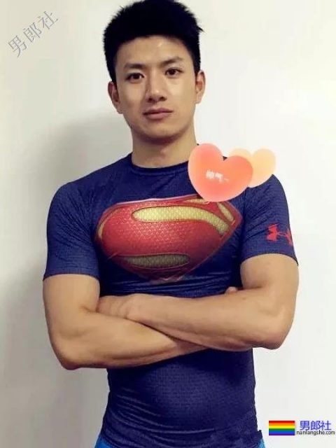 超帅24岁成都特警上热搜！精悍腹肌高颜值，制服粉已沉迷… - 51虹马