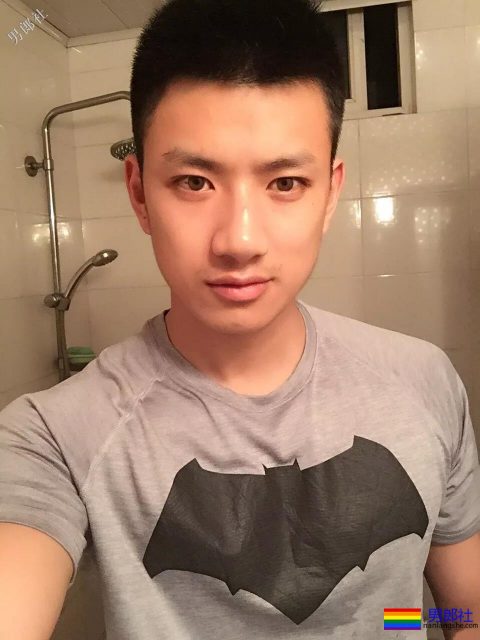 超帅24岁成都特警上热搜！精悍腹肌高颜值，制服粉已沉迷… - 51虹马