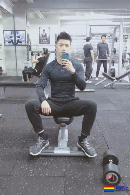 超帅24岁成都特警上热搜！精悍腹肌高颜值，制服粉已沉迷… - 51虹马