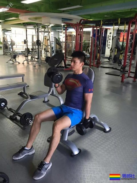 超帅24岁成都特警上热搜！精悍腹肌高颜值，制服粉已沉迷… - 51虹马