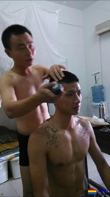 超帅24岁成都特警上热搜！精悍腹肌高颜值，制服粉已沉迷… - 51虹马