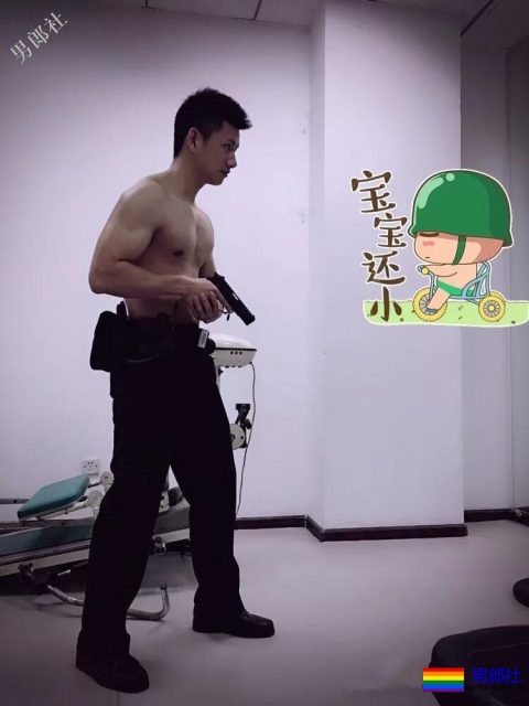 超帅24岁成都特警上热搜！精悍腹肌高颜值，制服粉已沉迷… - 51虹马