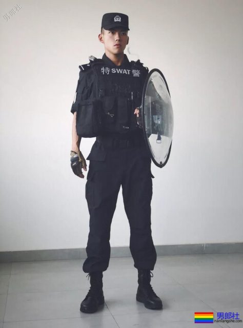 超帅24岁成都特警上热搜！精悍腹肌高颜值，制服粉已沉迷… - 51虹马