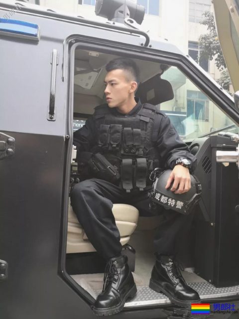 超帅24岁成都特警上热搜！精悍腹肌高颜值，制服粉已沉迷… - 51虹马