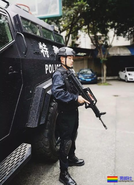 超帅24岁成都特警上热搜！精悍腹肌高颜值，制服粉已沉迷… - 51虹马