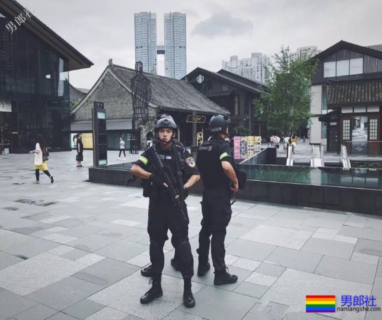 超帅24岁成都特警上热搜！精悍腹肌高颜值，制服粉已沉迷… - 51虹马