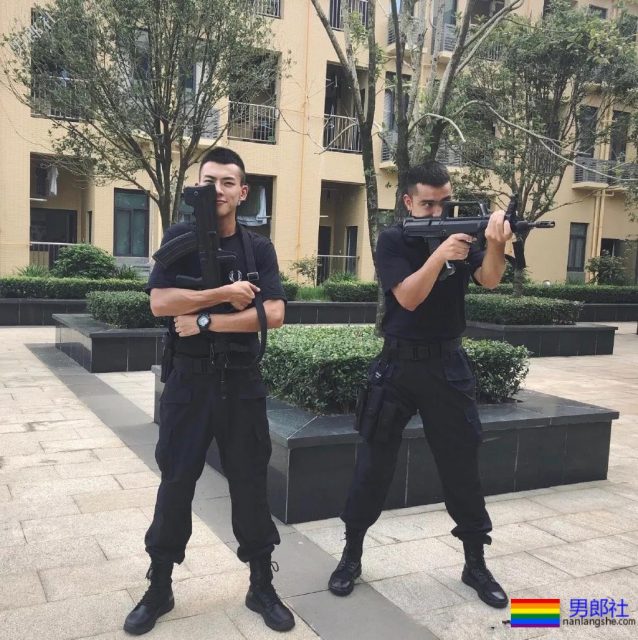 超帅24岁成都特警上热搜！精悍腹肌高颜值，制服粉已沉迷… - 51虹马