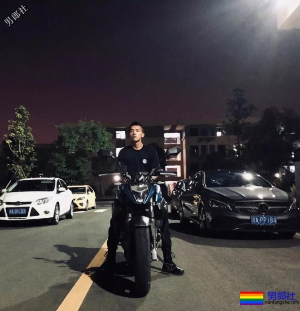 超帅24岁成都特警上热搜！精悍腹肌高颜值，制服粉已沉迷… - 51虹马