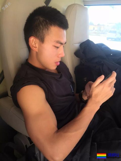 超帅24岁成都特警上热搜！精悍腹肌高颜值，制服粉已沉迷… - 51虹马