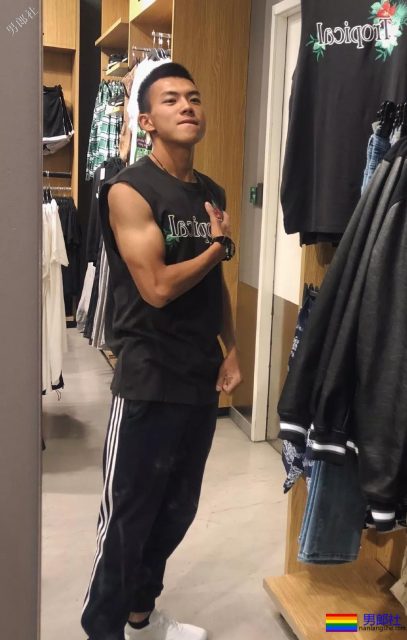 超帅24岁成都特警上热搜！精悍腹肌高颜值，制服粉已沉迷… - 51虹马