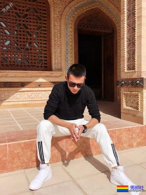 超帅24岁成都特警上热搜！精悍腹肌高颜值，制服粉已沉迷… - 51虹马