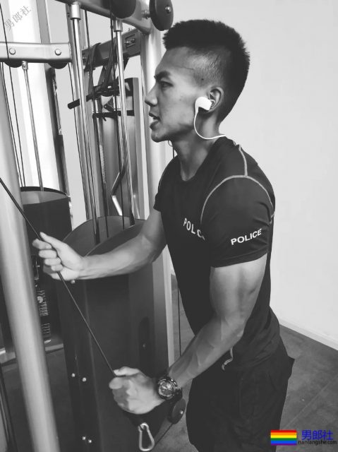 超帅24岁成都特警上热搜！精悍腹肌高颜值，制服粉已沉迷… - 51虹马