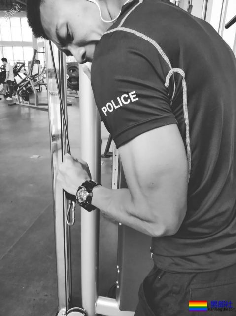 超帅24岁成都特警上热搜！精悍腹肌高颜值，制服粉已沉迷… - 51虹马