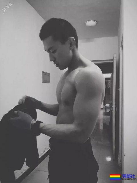 超帅24岁成都特警上热搜！精悍腹肌高颜值，制服粉已沉迷… - 51虹马