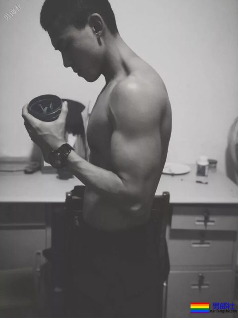 超帅24岁成都特警上热搜！精悍腹肌高颜值，制服粉已沉迷… - 51虹马