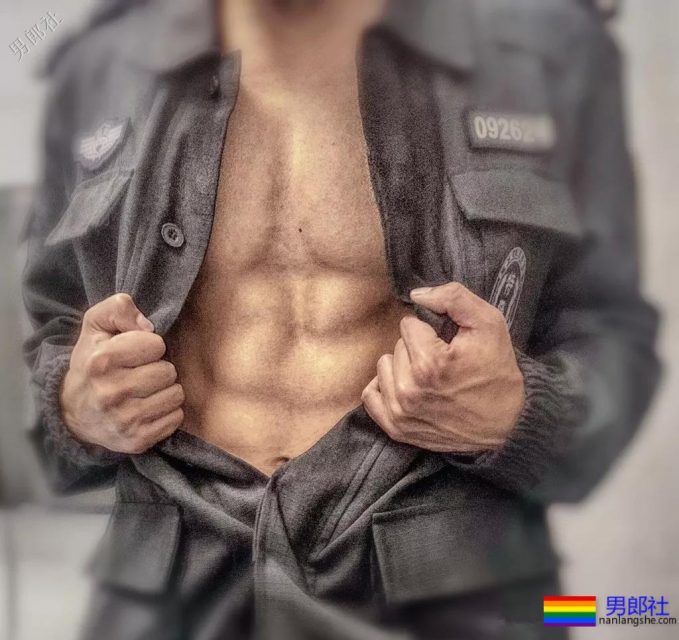 超帅24岁成都特警上热搜！精悍腹肌高颜值，制服粉已沉迷… - 51虹马