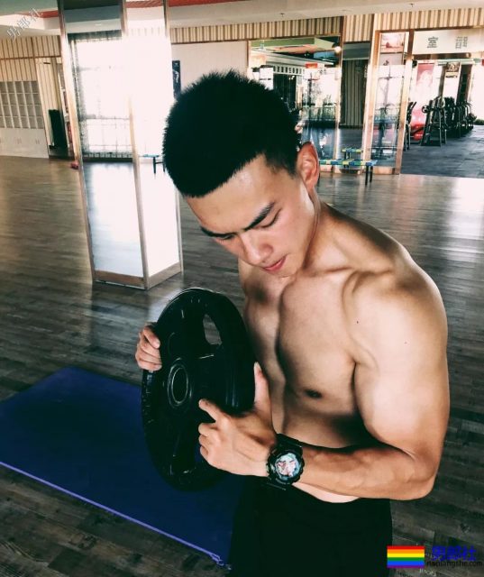 超帅24岁成都特警上热搜！精悍腹肌高颜值，制服粉已沉迷… - 51虹马