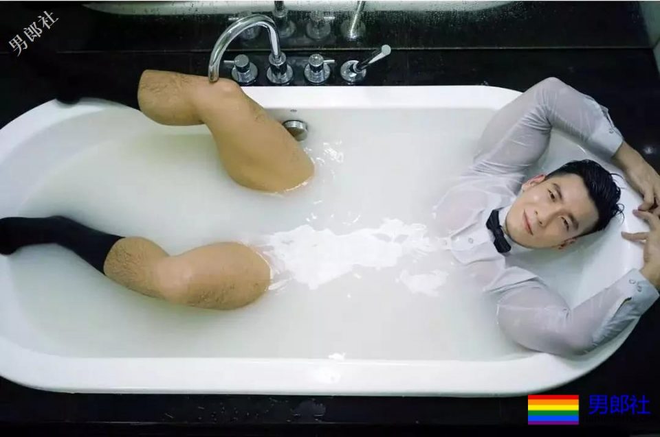 正装熟男全身湿透,大胸肌和翘臀都藏不住了 - 51虹马 正装熟男全身湿透,大胸肌和翘臀都藏不住了 - 51虹马