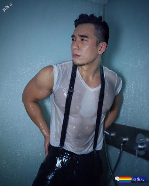 正装熟男全身湿透,大胸肌和翘臀都藏不住了 - 51虹马 正装熟男全身湿透,大胸肌和翘臀都藏不住了 - 51虹马