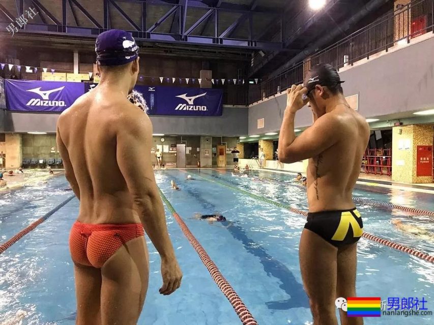 正装熟男全身湿透,大胸肌和翘臀都藏不住了 - 51虹马 正装熟男全身湿透,大胸肌和翘臀都藏不住了 - 51虹马