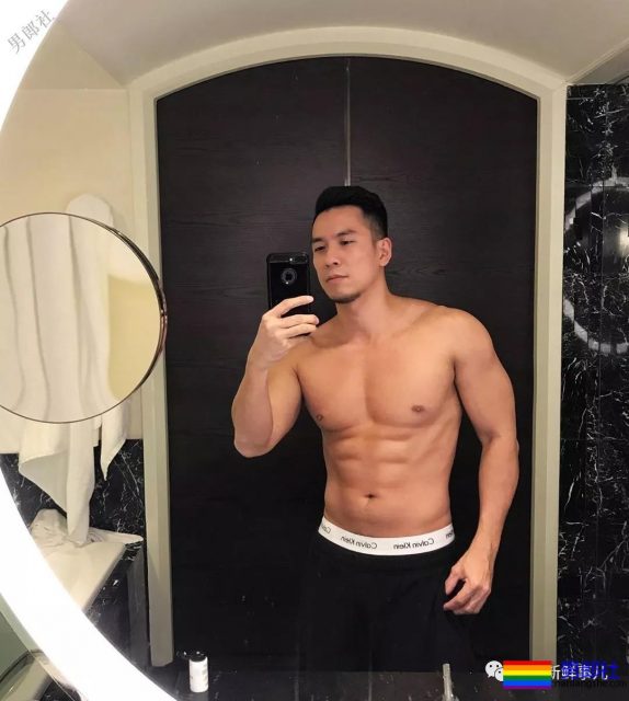 正装熟男全身湿透,大胸肌和翘臀都藏不住了 - 51虹马 正装熟男全身湿透,大胸肌和翘臀都藏不住了 - 51虹马