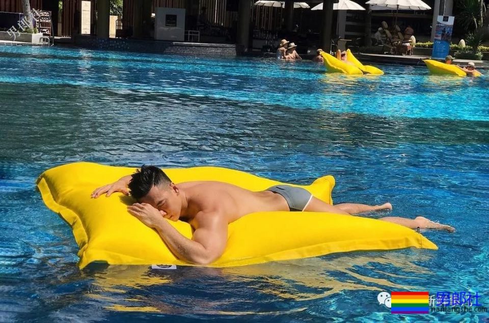 正装熟男全身湿透,大胸肌和翘臀都藏不住了 - 51虹马 正装熟男全身湿透,大胸肌和翘臀都藏不住了 - 51虹马