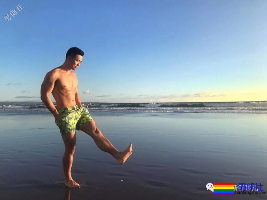 正装熟男全身湿透,大胸肌和翘臀都藏不住了 - 51虹马 正装熟男全身湿透,大胸肌和翘臀都藏不住了 - 51虹马