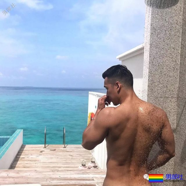 正装熟男全身湿透,大胸肌和翘臀都藏不住了 - 51虹马 正装熟男全身湿透,大胸肌和翘臀都藏不住了 - 51虹马