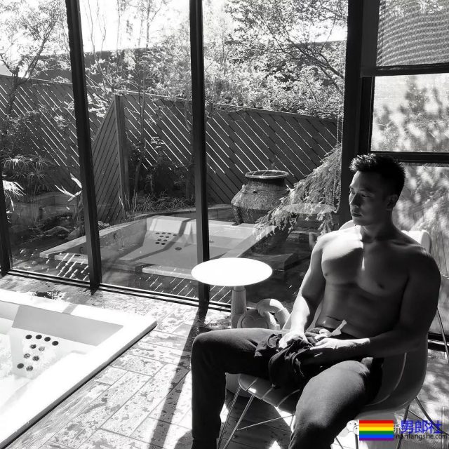 正装熟男全身湿透,大胸肌和翘臀都藏不住了 - 51虹马 正装熟男全身湿透,大胸肌和翘臀都藏不住了 - 51虹马