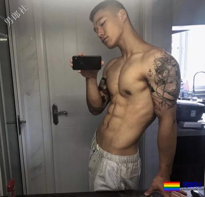 撸猫的肌肉小哥哥，爱死了！ - 51虹马