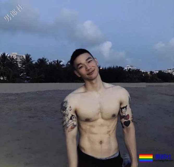 撸猫的肌肉小哥哥，爱死了！ - 51虹马