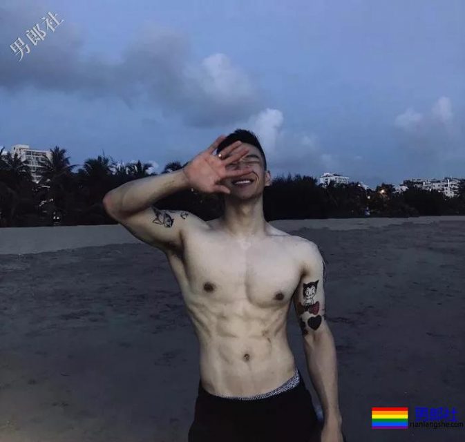 撸猫的肌肉小哥哥，爱死了！ - 51虹马