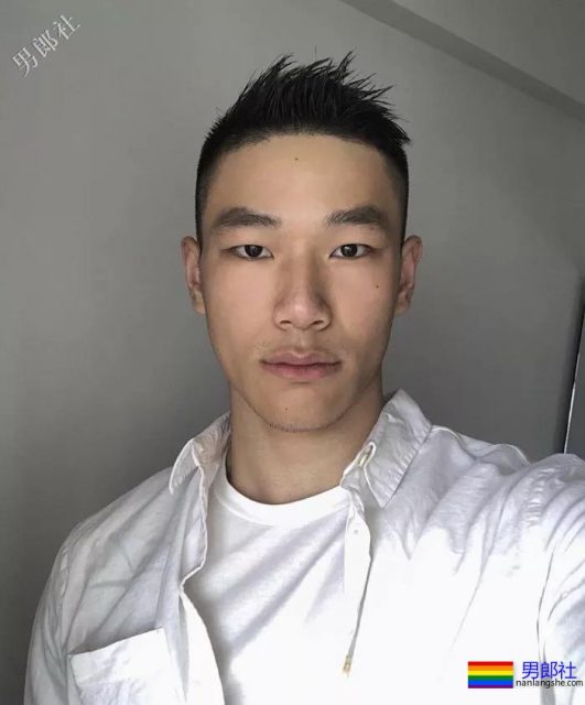 撸猫的肌肉小哥哥，爱死了！ - 51虹马