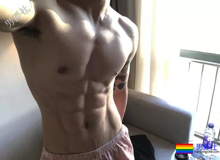 撸猫的肌肉小哥哥，爱死了！ - 51虹马