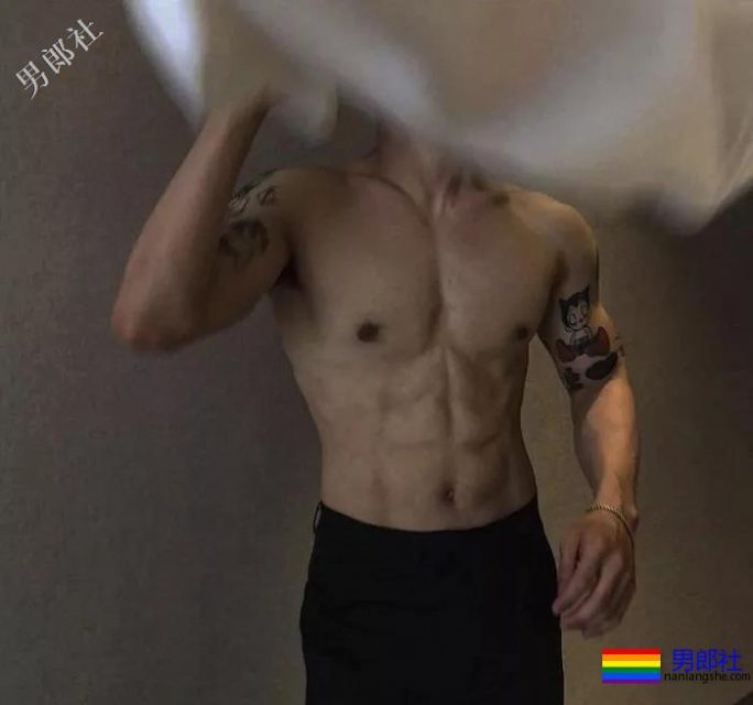 撸猫的肌肉小哥哥，爱死了！ - 51虹马