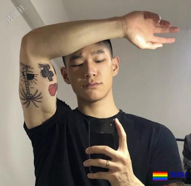 撸猫的肌肉小哥哥，爱死了！ - 51虹马