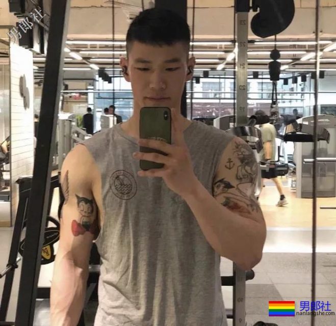 撸猫的肌肉小哥哥，爱死了！ - 51虹马