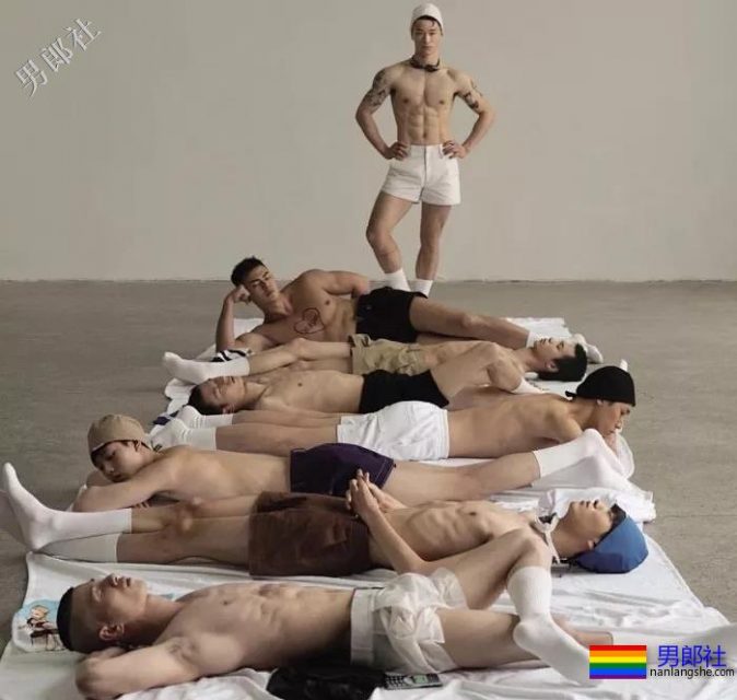 撸猫的肌肉小哥哥，爱死了！ - 51虹马