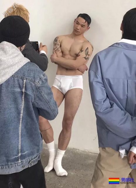 撸猫的肌肉小哥哥，爱死了！ - 51虹马